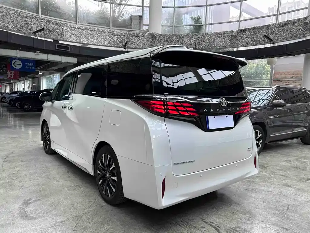 Toyota Alphard — фото 7
