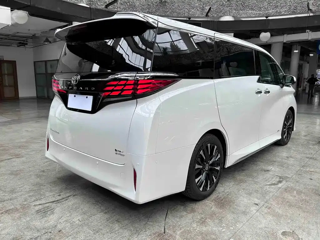 Toyota Alphard — фото 10
