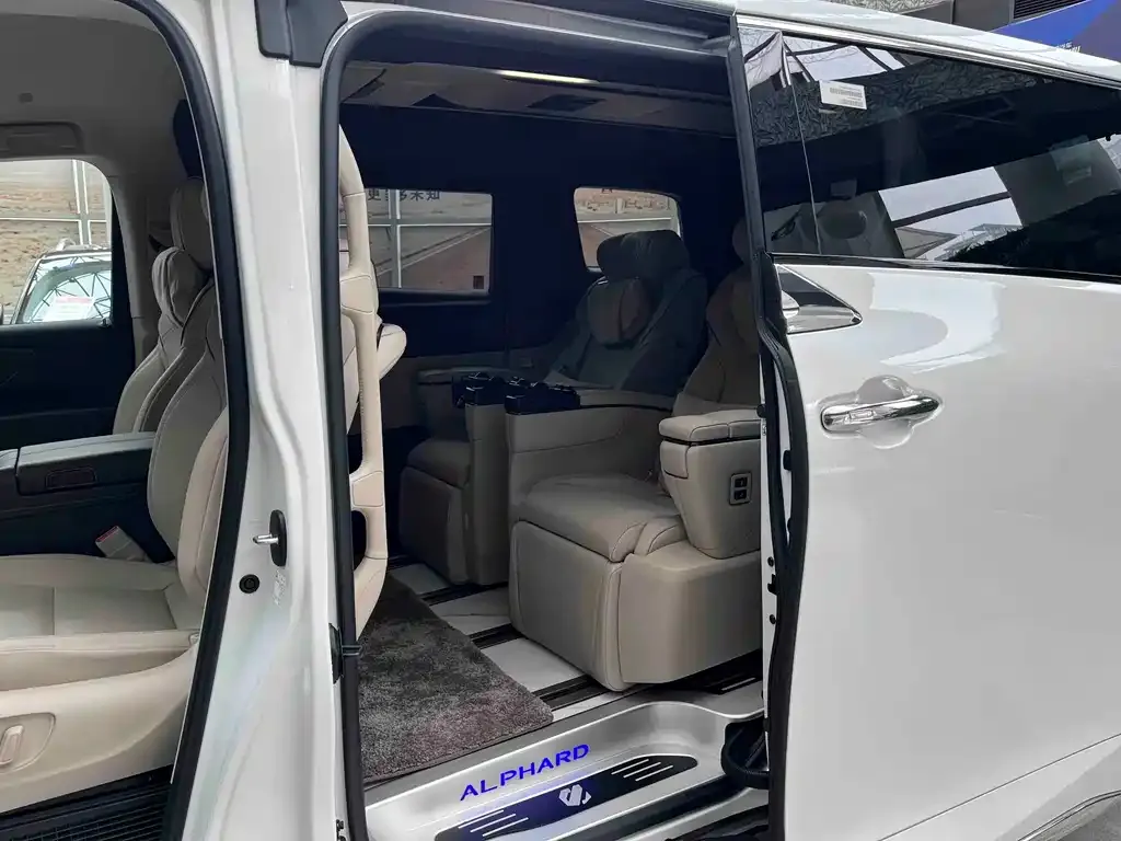 Toyota Alphard — фото 3