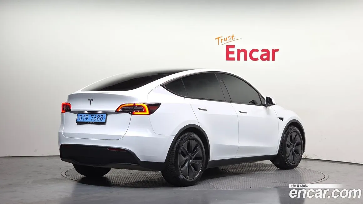 Tesla Model Y — фото 10