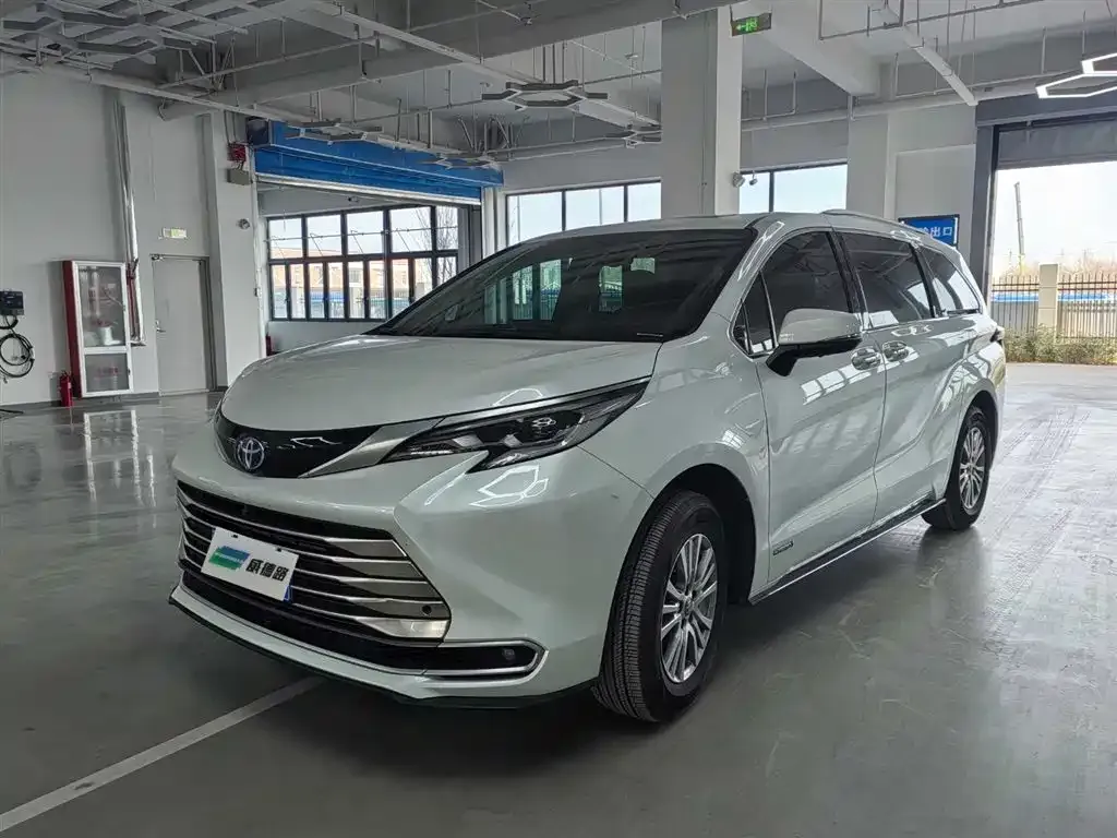 Toyota Sienna 2023 из CN, фото 1