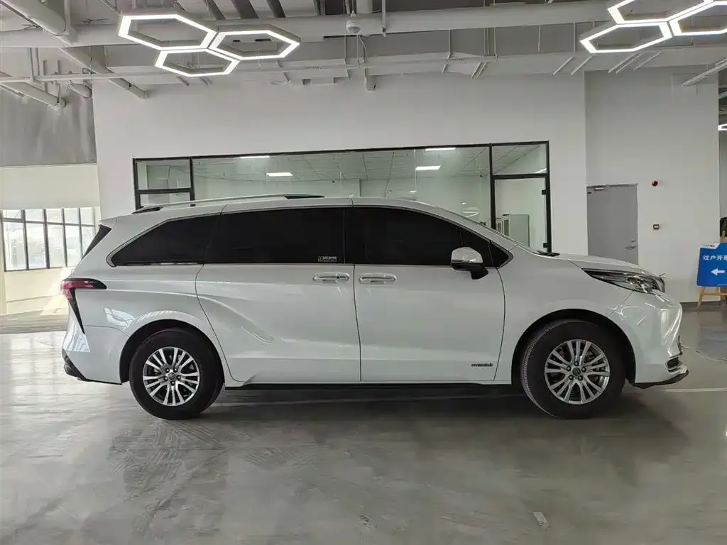 Toyota Sienna 2023 из CN, фото 4