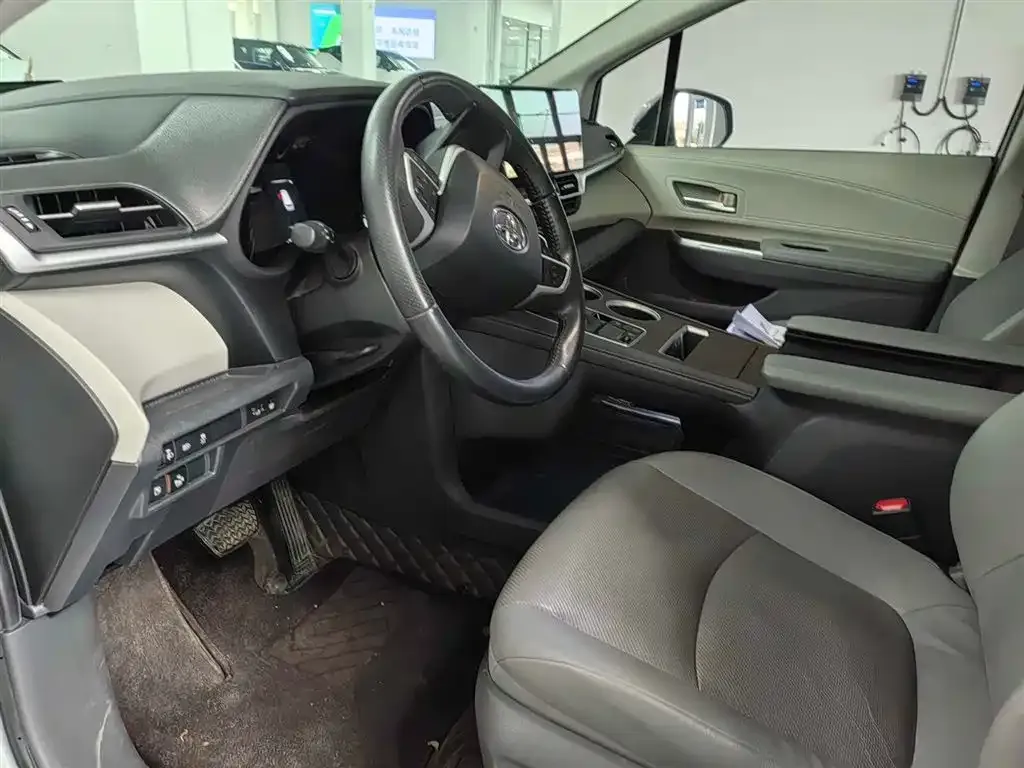 Toyota Sienna 2023 из CN, фото 2