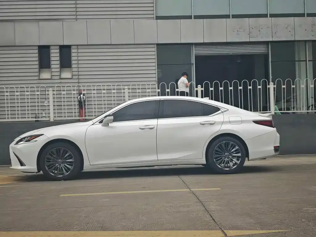 Lexus ES — фото 5