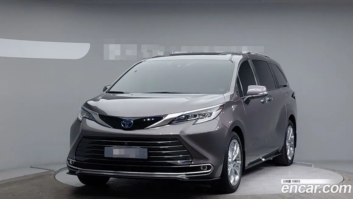 Toyota Sienna — фото 1