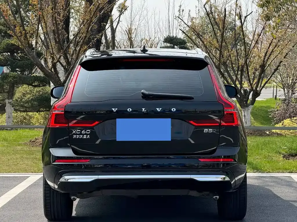 Volvo XC60 — фото 8