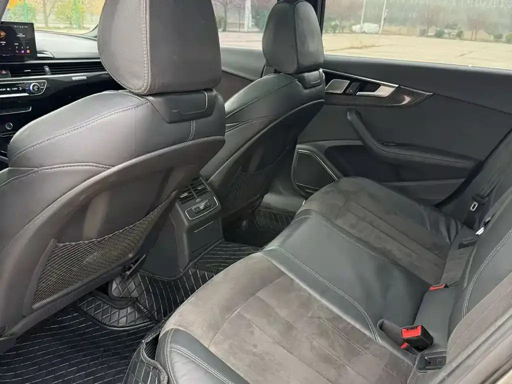 Audi A4L 2023 из CN, фото 2
