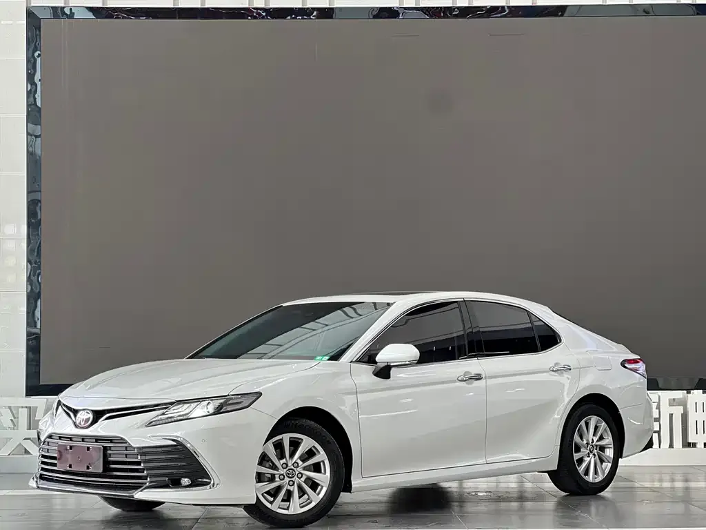 Toyota Camry — фото 1