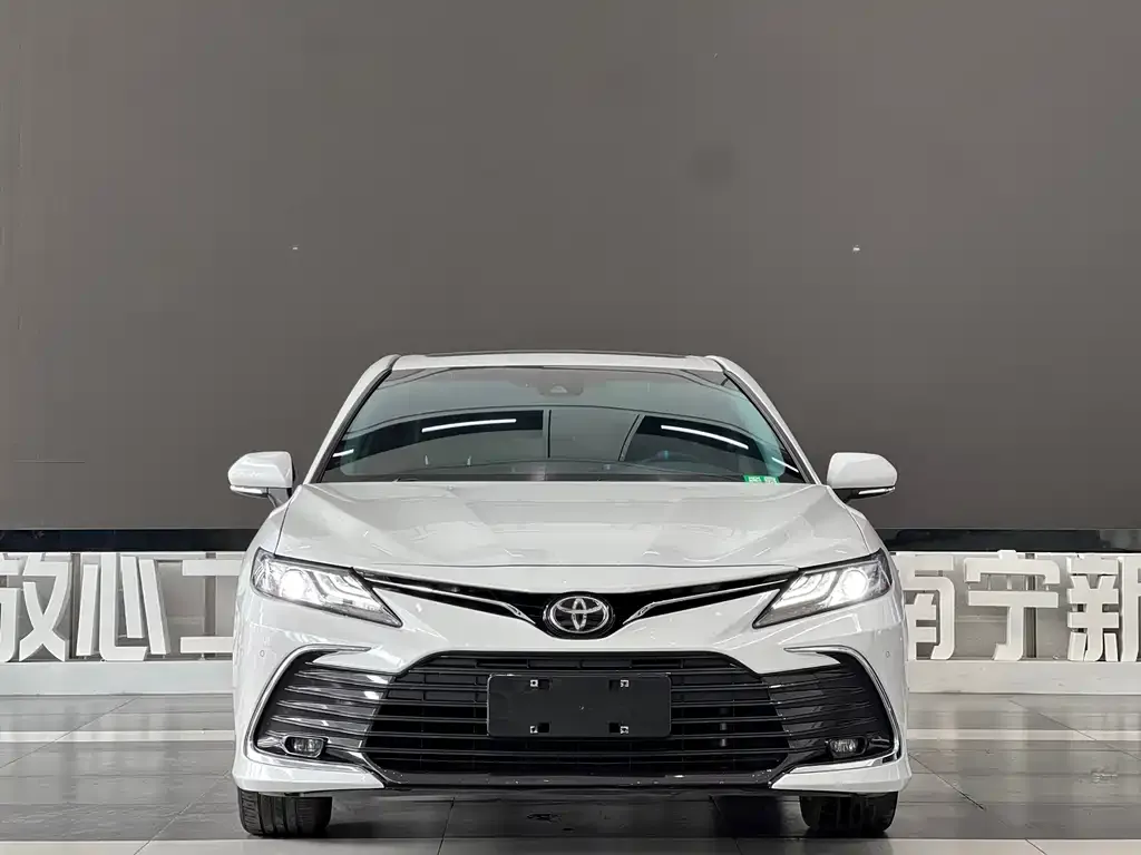 Toyota Camry — фото 3