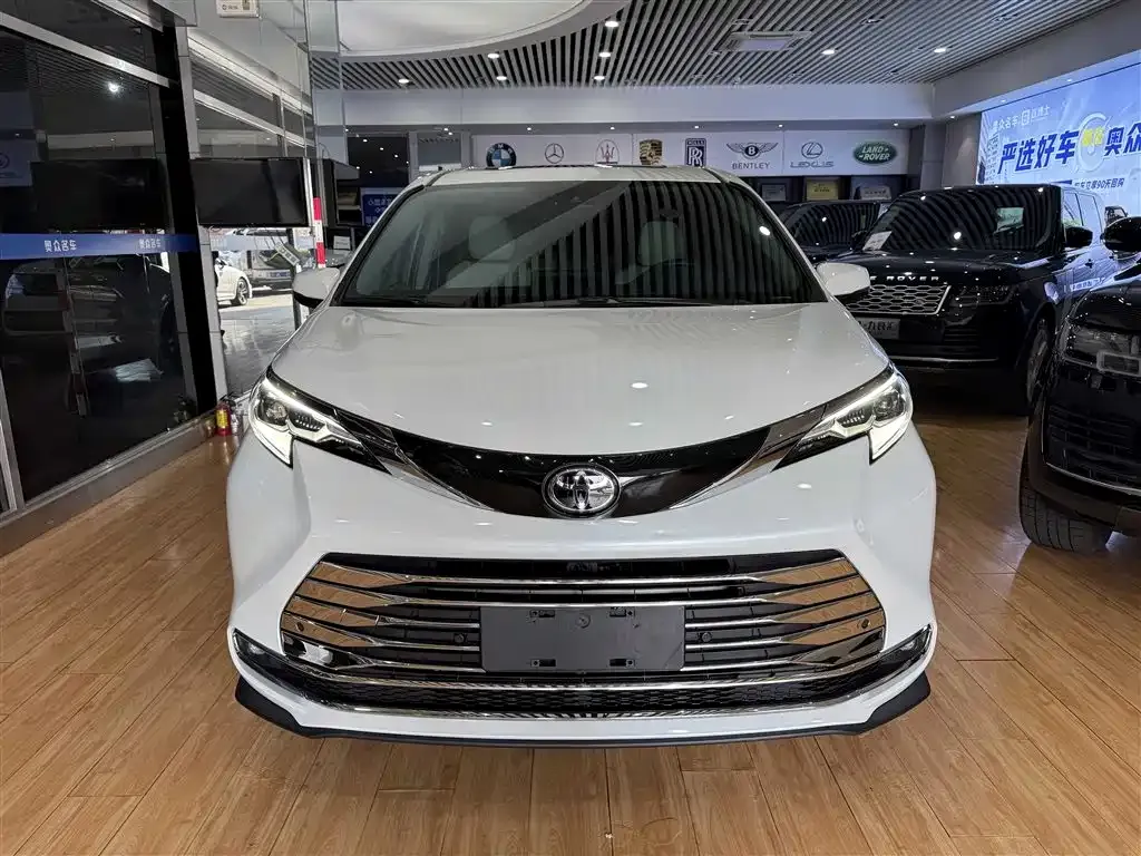 Toyota Sienna 2024 из CN, фото 2