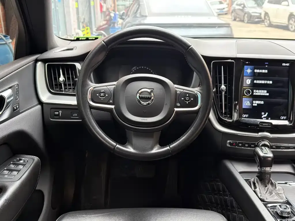 Volvo XC60 — фото 9