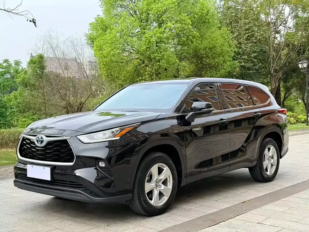 Toyota Highlander — фото 1