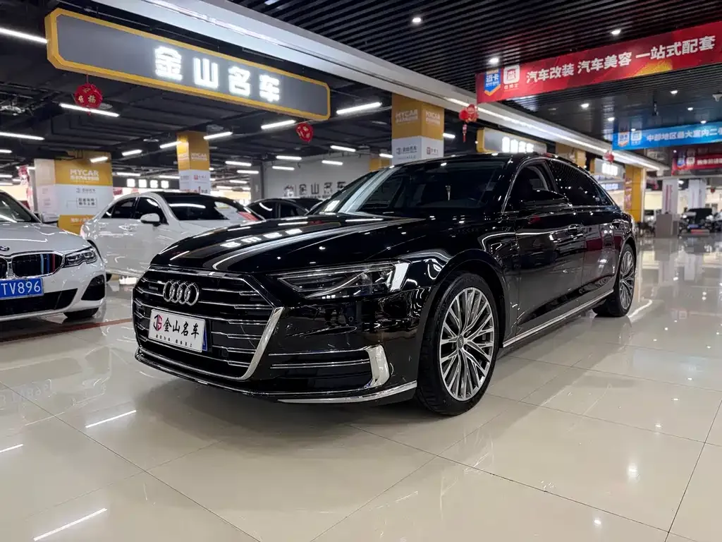 Audi A8 — фото 1