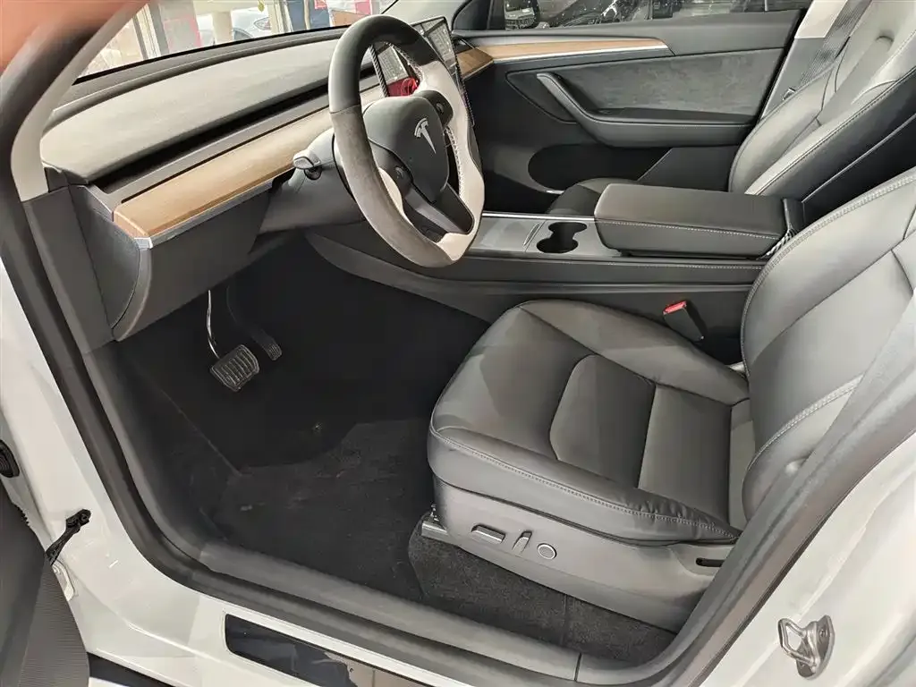 Tesla Model Y — фото 6