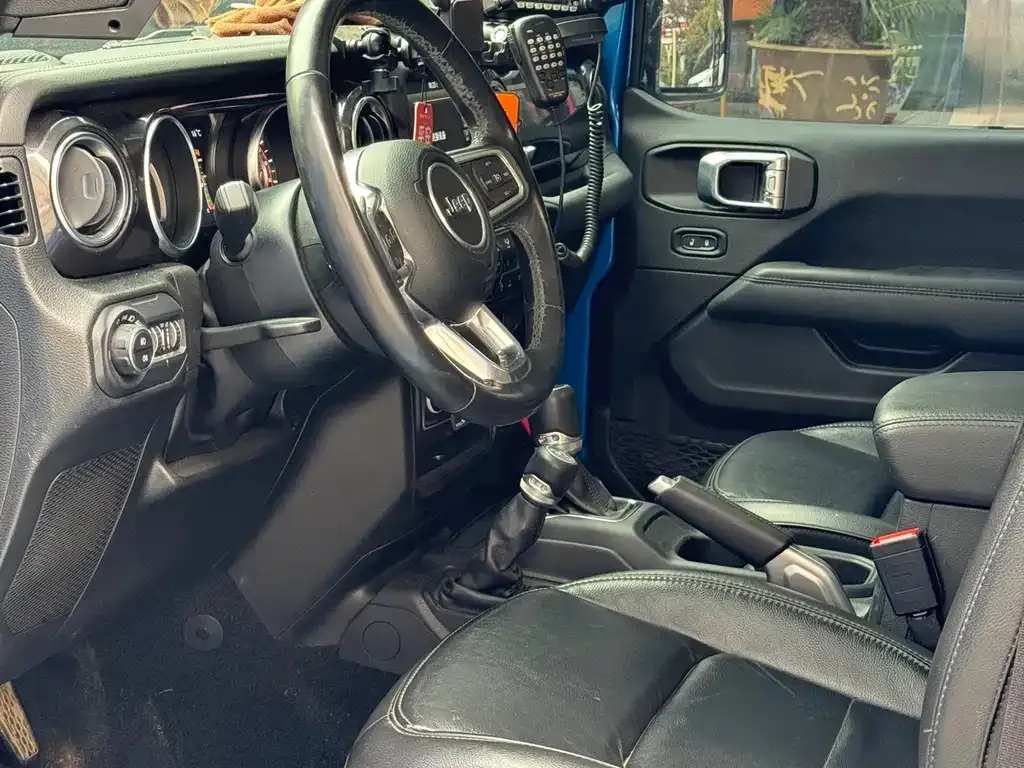 Jeep Wrangler — фото 10