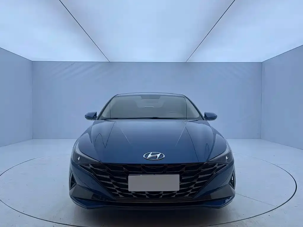 Hyundai Elantra — фото 1