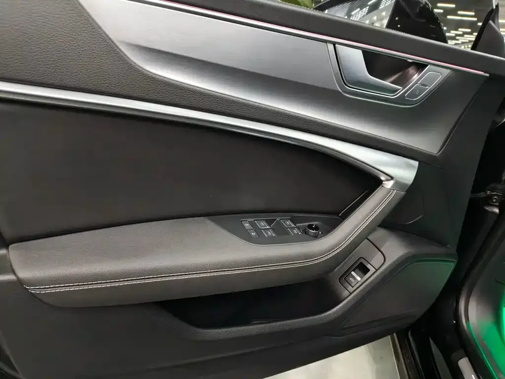 Audi A7L 2024 из CN, фото 9
