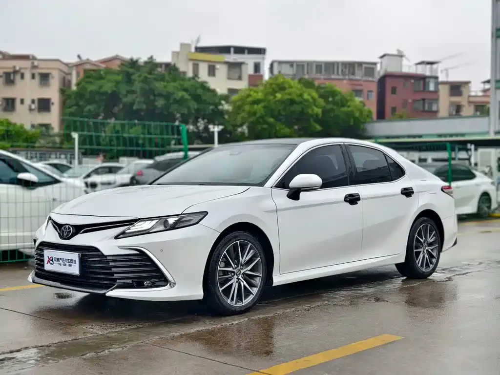 Toyota Camry — фото 1