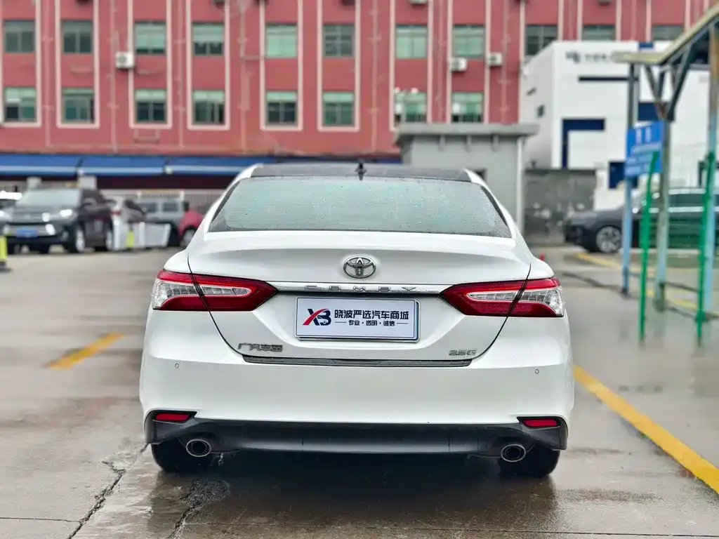 Toyota Camry — фото 3