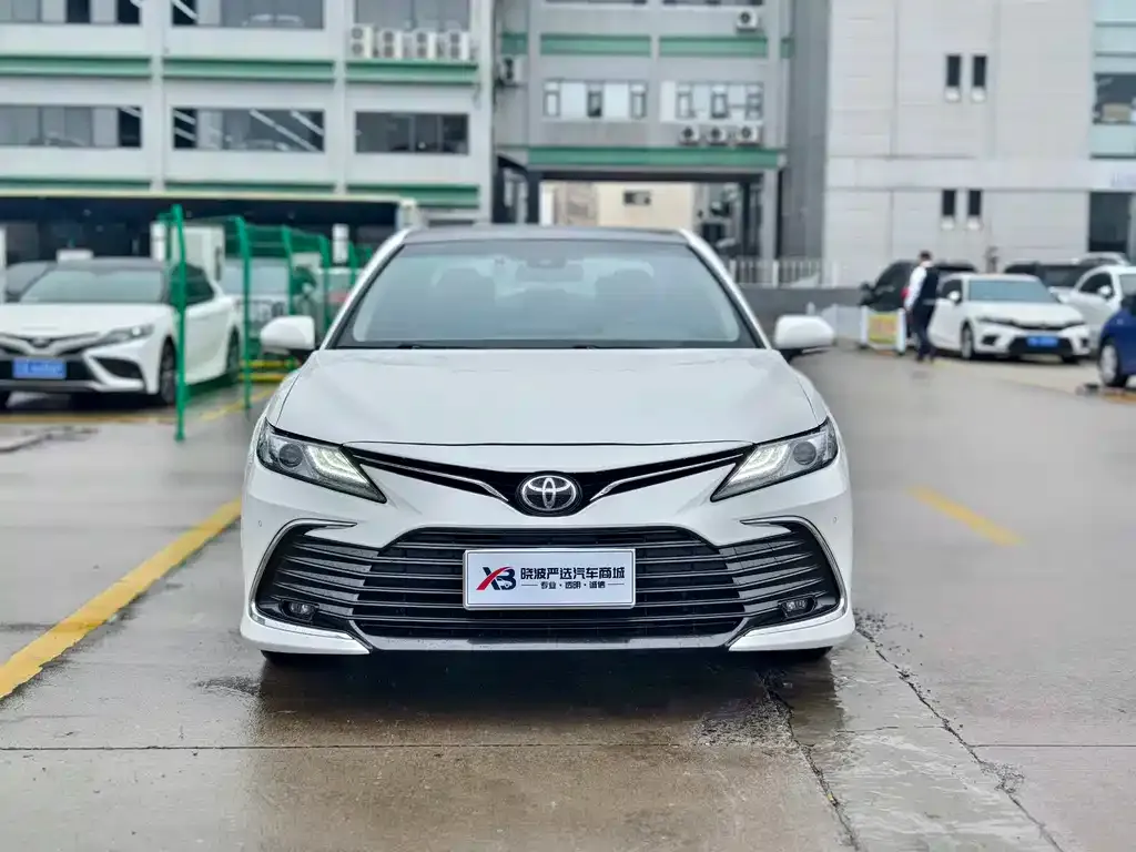 Toyota Camry — фото 2