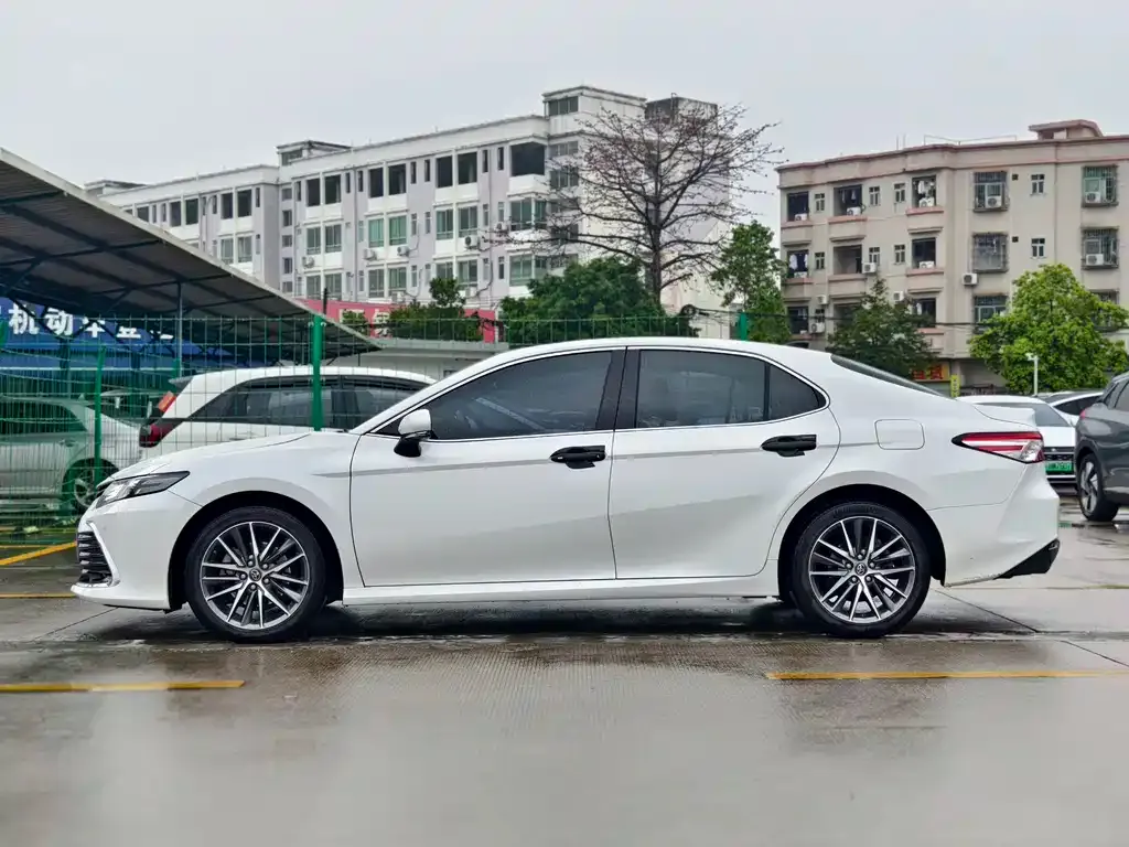 Toyota Camry — фото 5