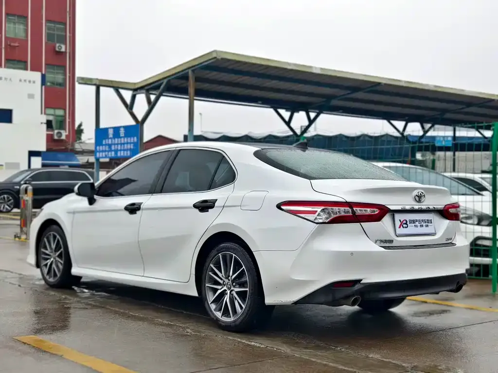 Toyota Camry — фото 6