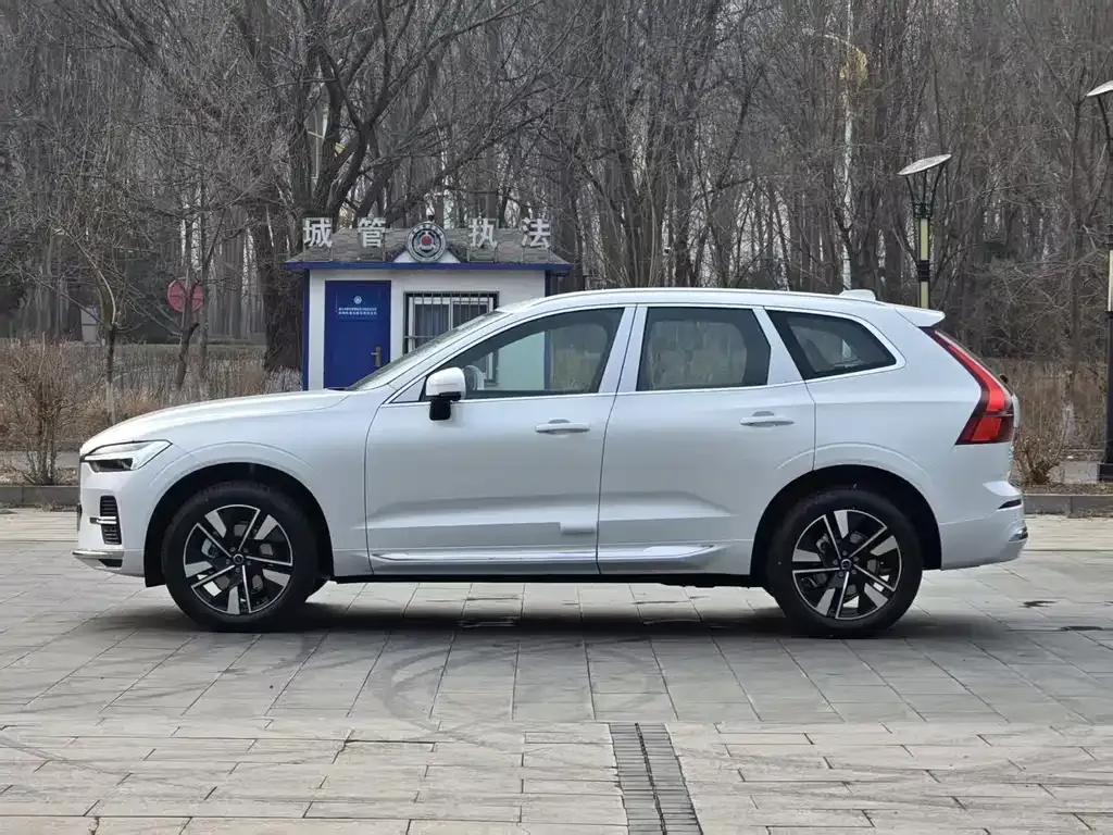 Volvo XC60 — фото 7