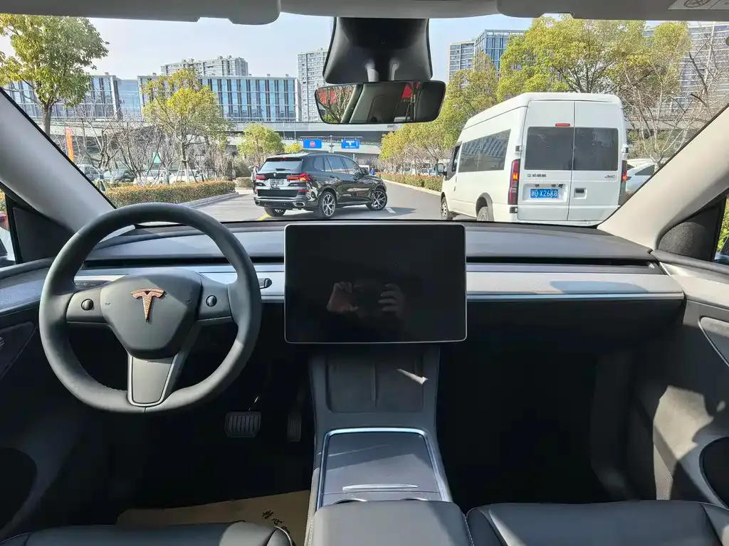 Tesla Model Y — фото 8