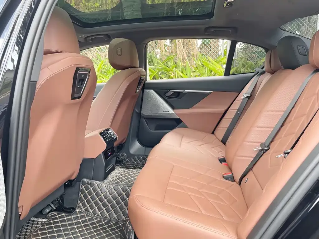 BMW 5 Series 2024 из CN, фото 2