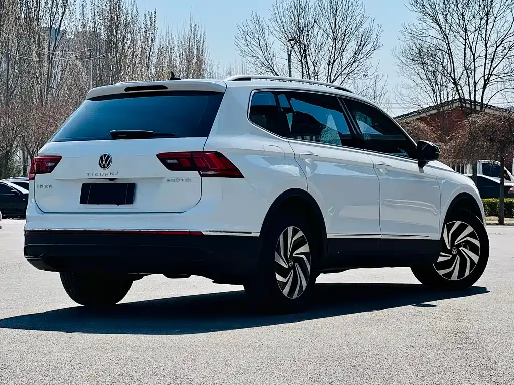 Volkswagen Tiguan L — фото 6