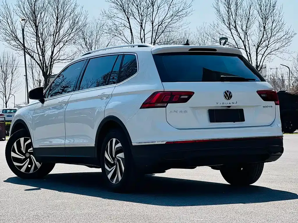 Volkswagen Tiguan L — фото 9