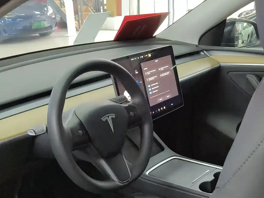 Tesla Model Y — фото 5
