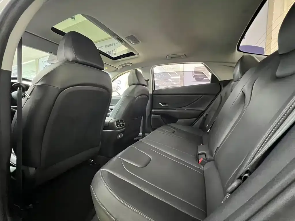 Hyundai Elantra 2023 из CN, фото 2