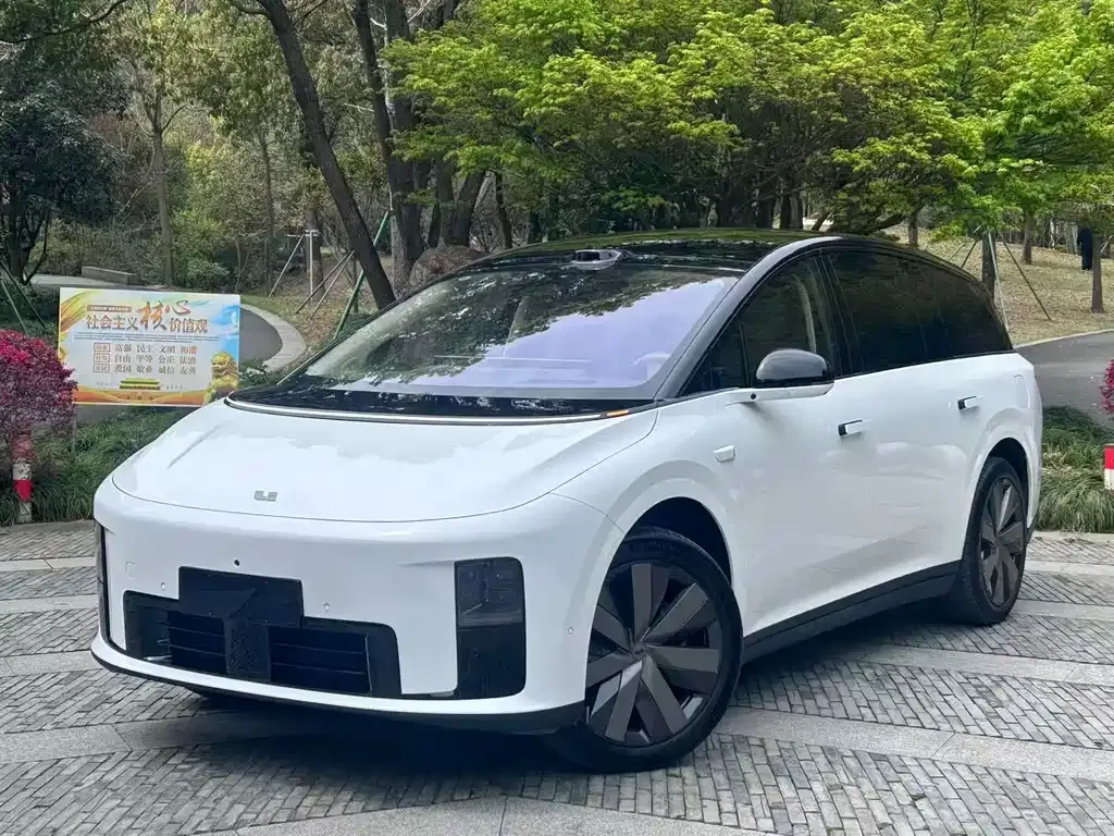 Li Auto i8 — фото 1