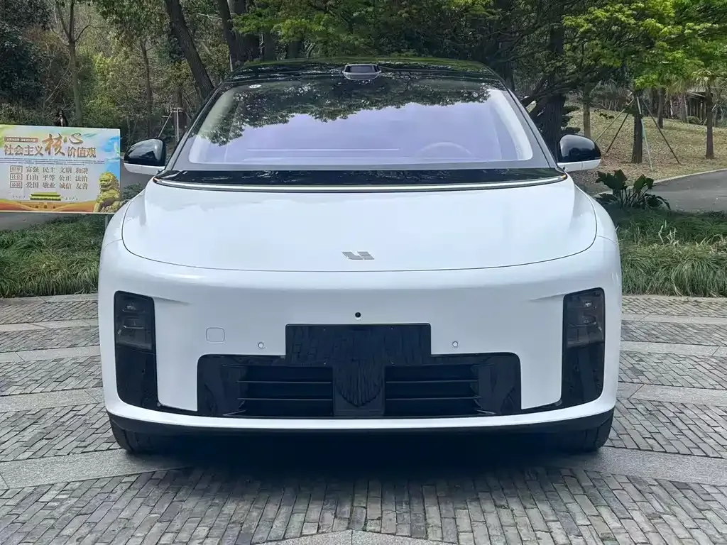 Li Auto i8 — фото 5