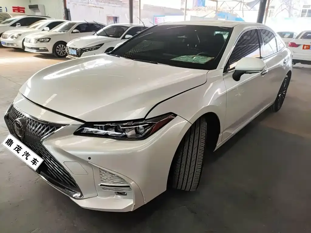 Toyota Avalon — фото 1