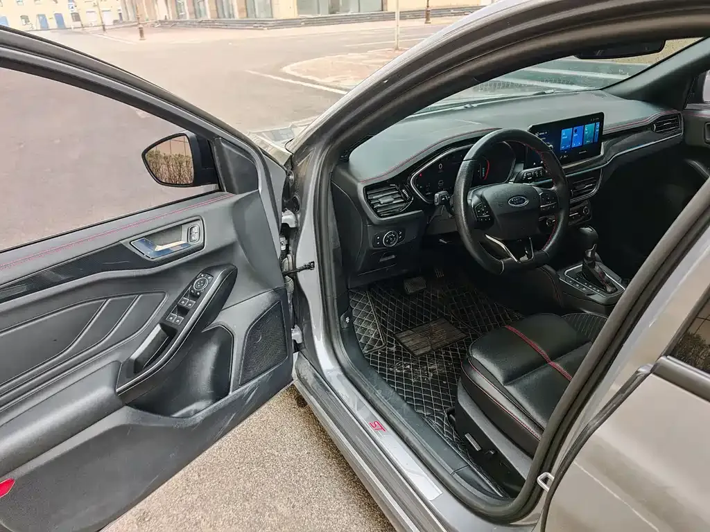 Ford Focus 2023 из CN, фото 8