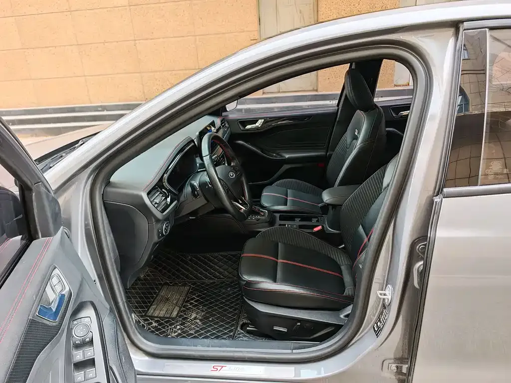 Ford Focus 2023 из CN, фото 9