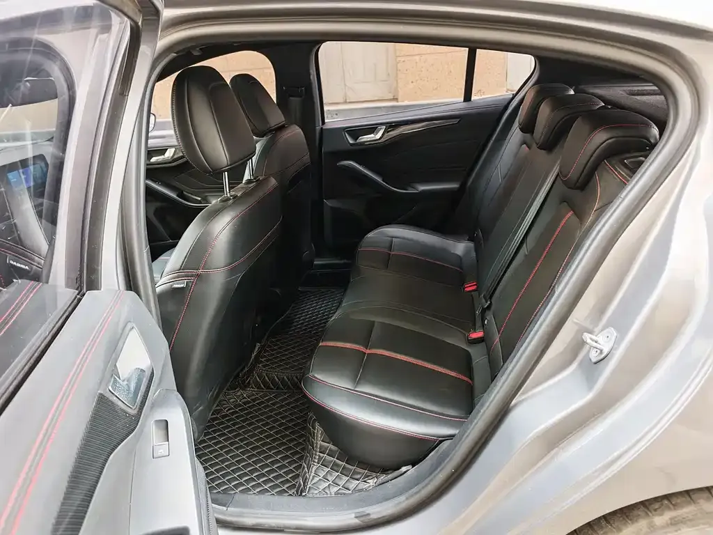 Ford Focus 2023 из CN, фото 5