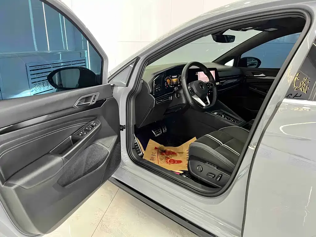 Volkswagen Golf 2023 из CN, фото 2