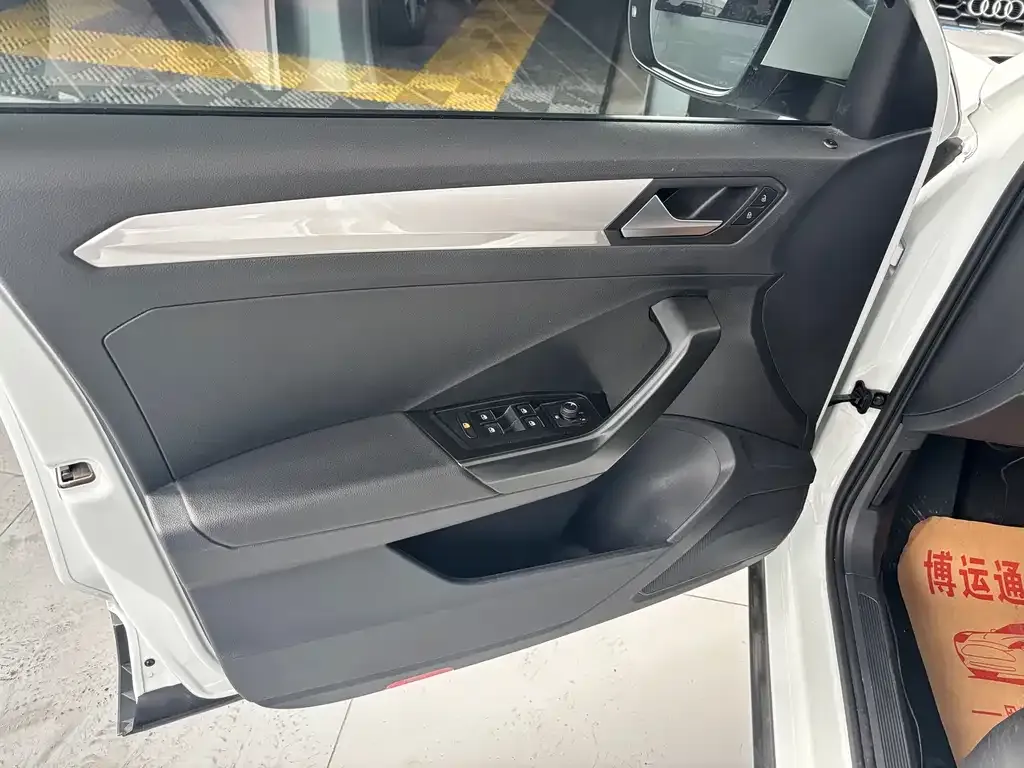 Volkswagen T-Roc 2023 из CN, фото 2