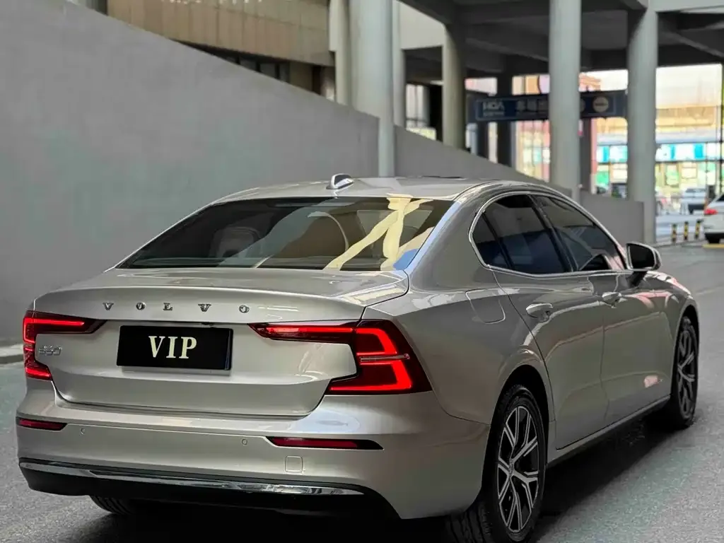Volvo S60 2023 из CN, фото 2