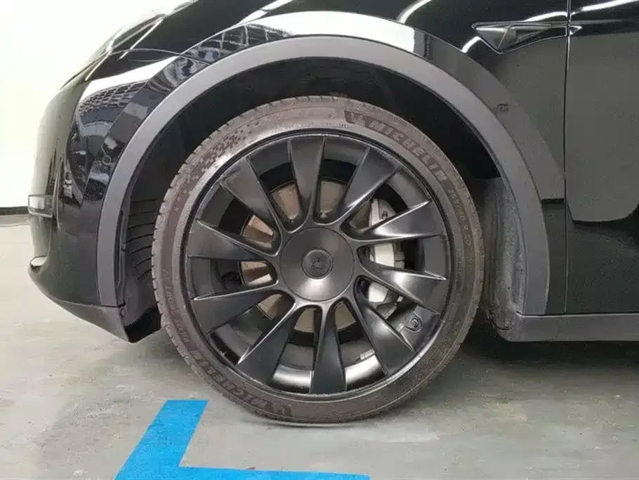 Tesla Model Y — фото 10