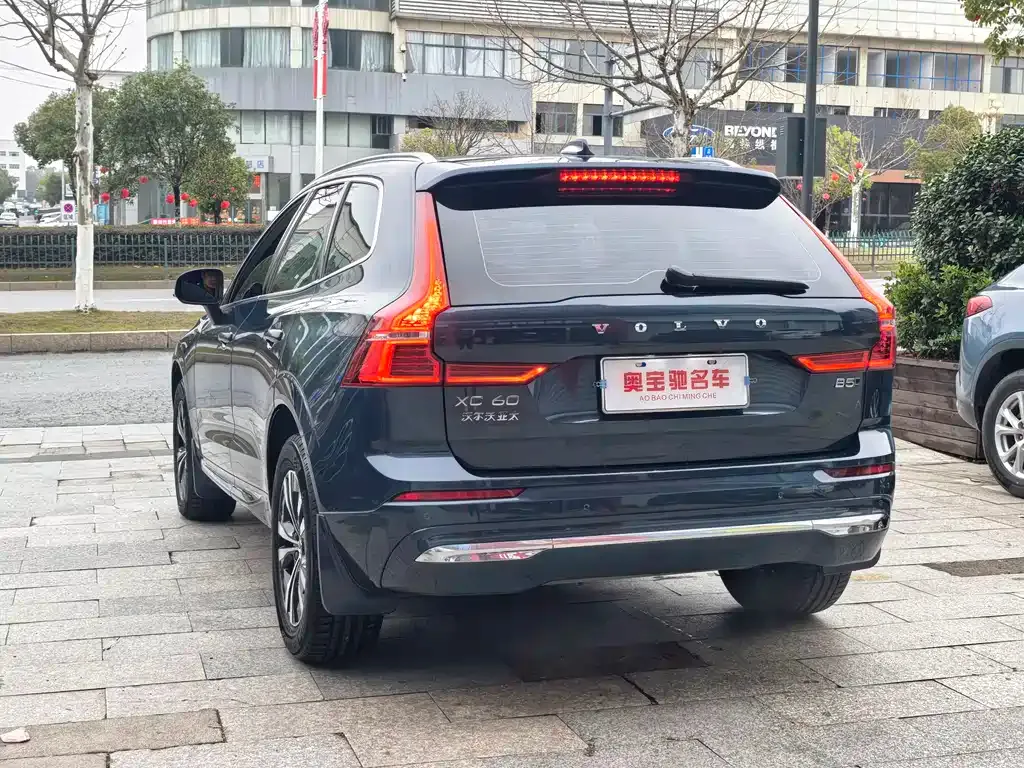 Volvo XC60 — фото 9