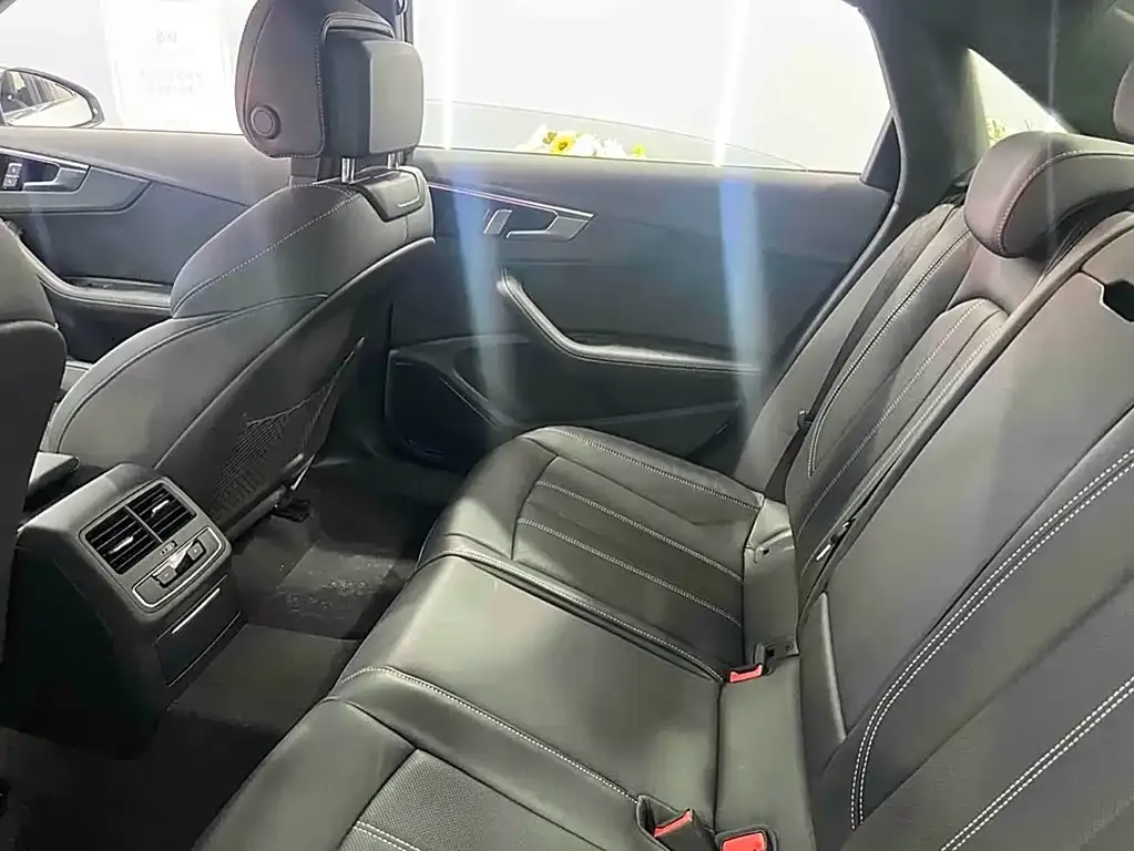 Audi A4L 2024 из CN, фото 5