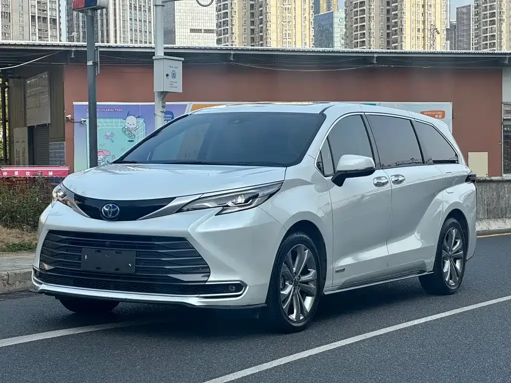 Toyota Sienna — фото 1