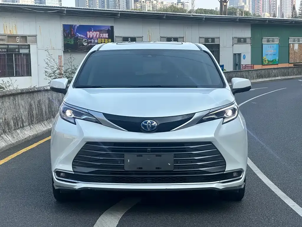 Toyota Sienna — фото 7