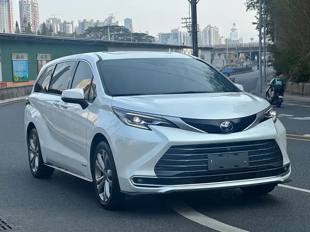Toyota Sienna — фото 4