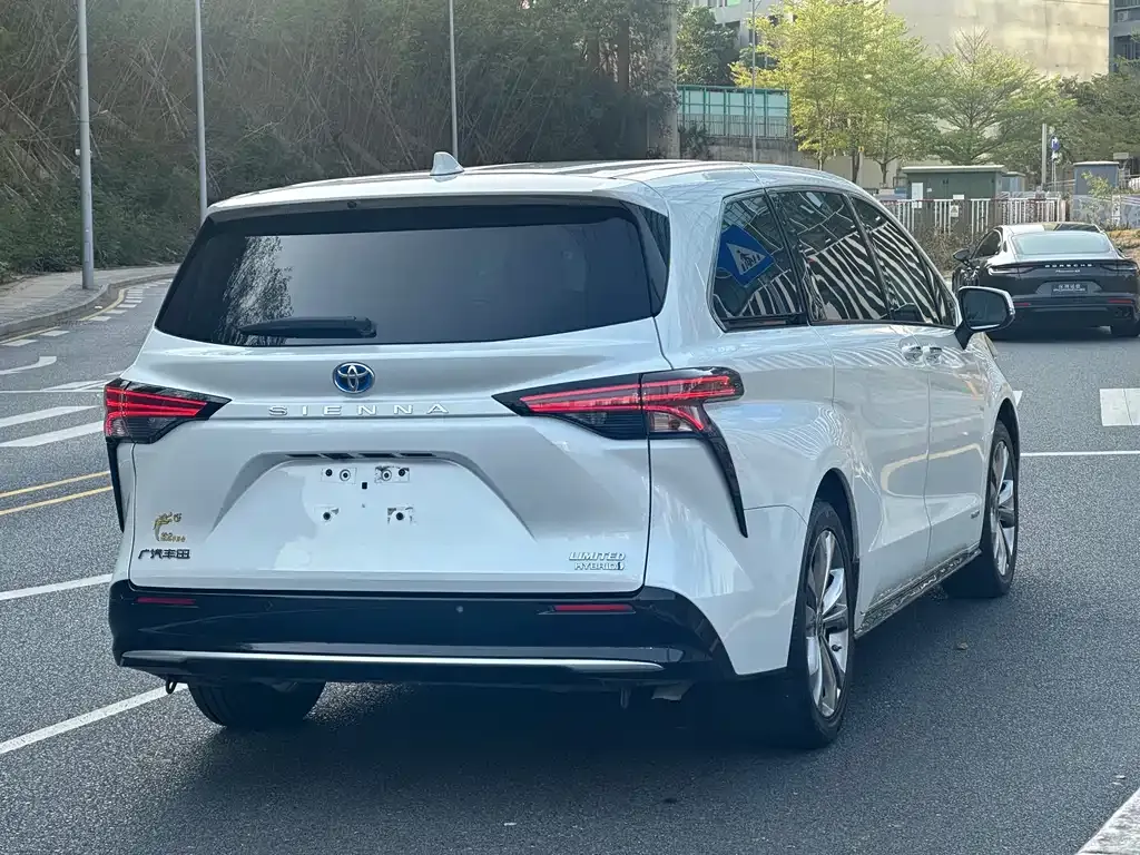 Toyota Sienna — фото 6