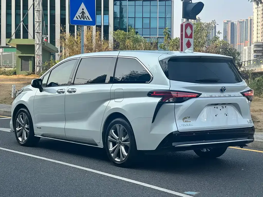 Toyota Sienna — фото 3